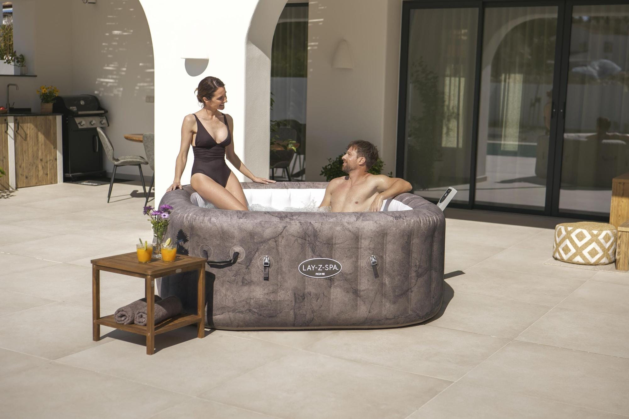 Opblaasbare bubbelbaden Lay-Z Spa Lay-Z-Spa Rome Energy-Efficient Smart AirJet Opblaasbare Spa met App Bediening 4-6 Personen Bestway 4