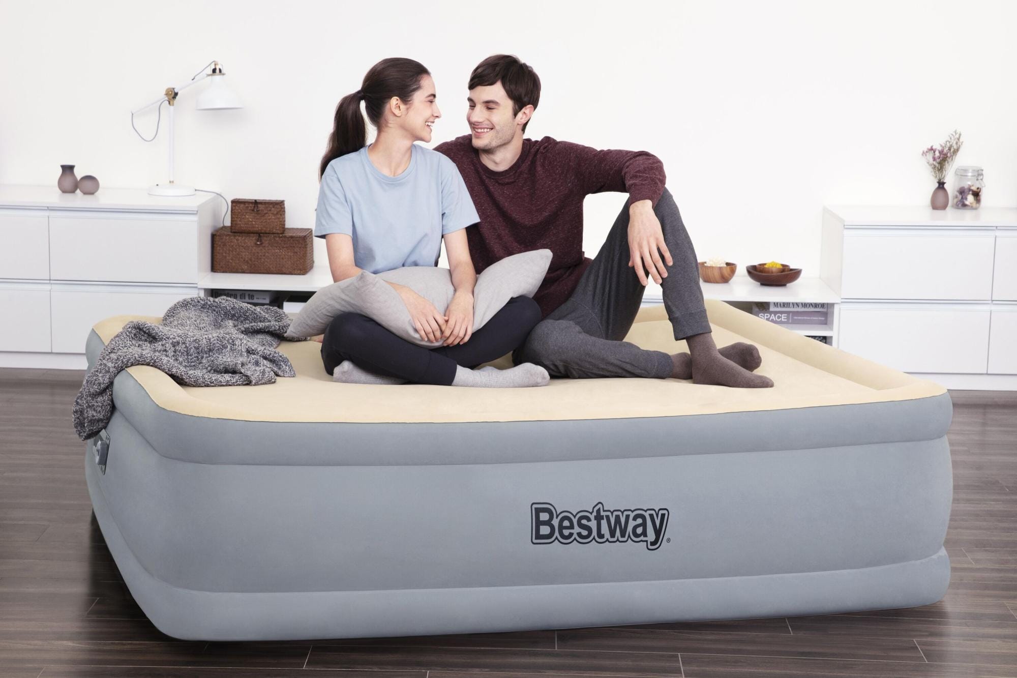Luchtbed Bestway 2,03 m x 1,52 m x 46 cm Tritech luchtbed met slaapoppervlak van schuim Queen met ingebouwde AC-pomp Bestway 9